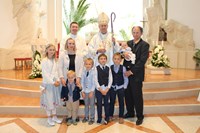 Biskup Mrzljak u varaždinskoj crkvi Dobroga Pastira krstio dvoje djece